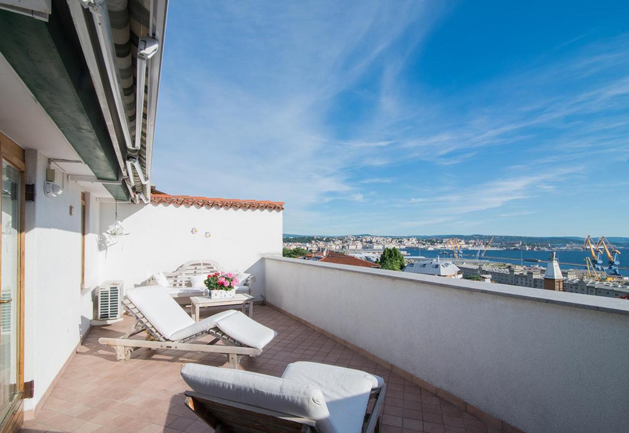 La Mansarda Delle Meraviglie B&B Superior Trieste Bagian luar foto