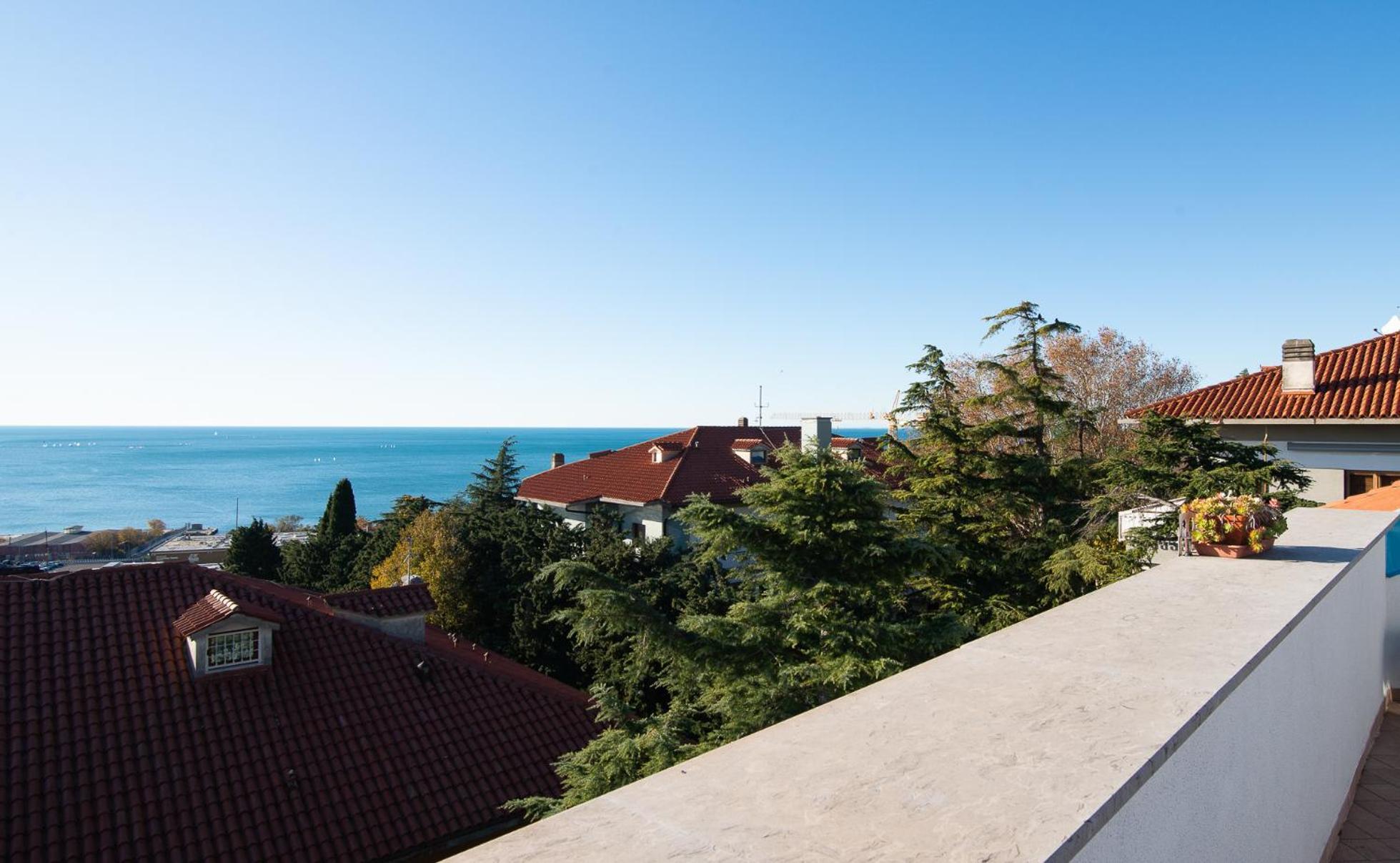 La Mansarda Delle Meraviglie B&B Superior Trieste Bagian luar foto