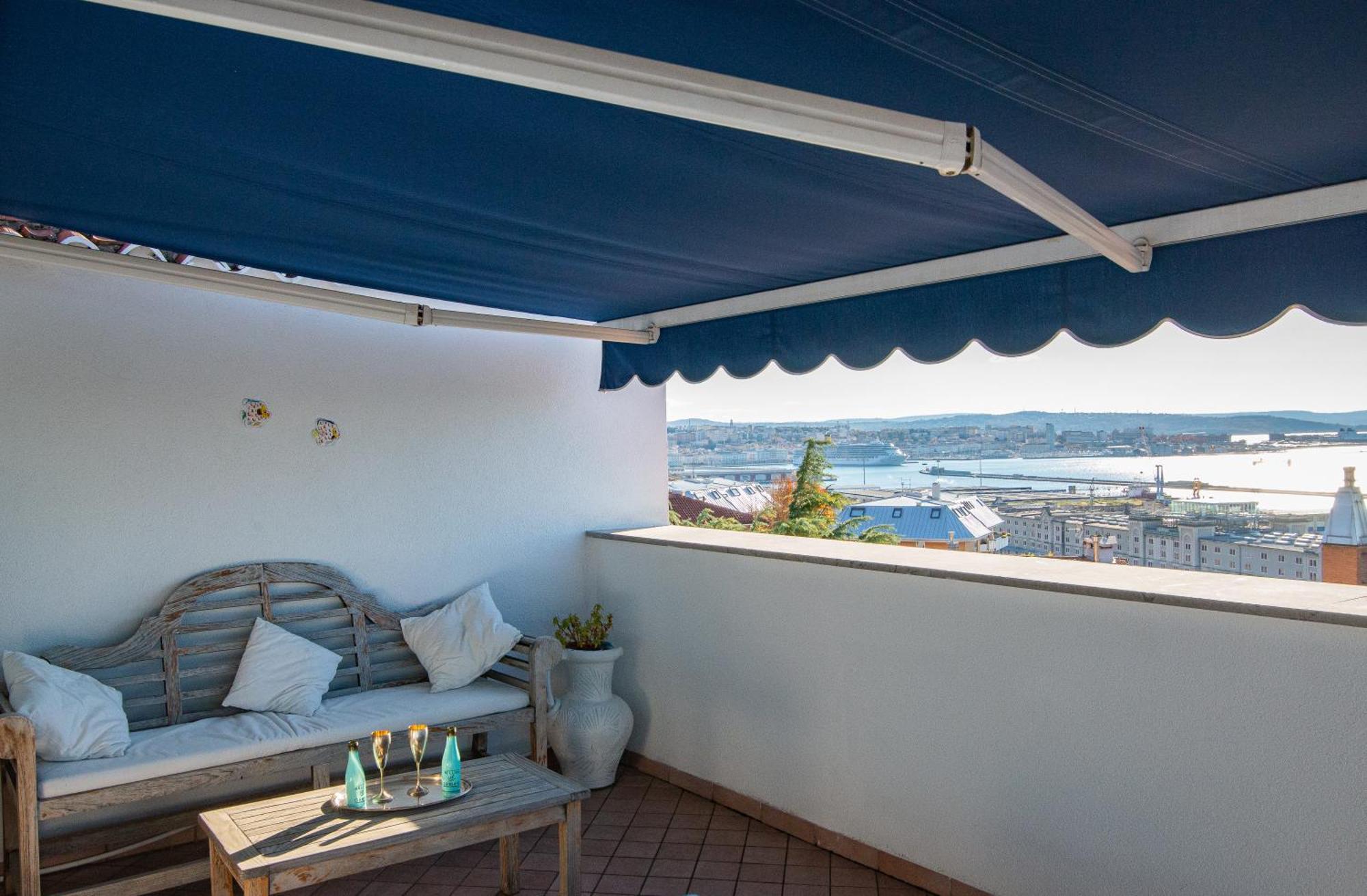 La Mansarda Delle Meraviglie B&B Superior Trieste Bagian luar foto